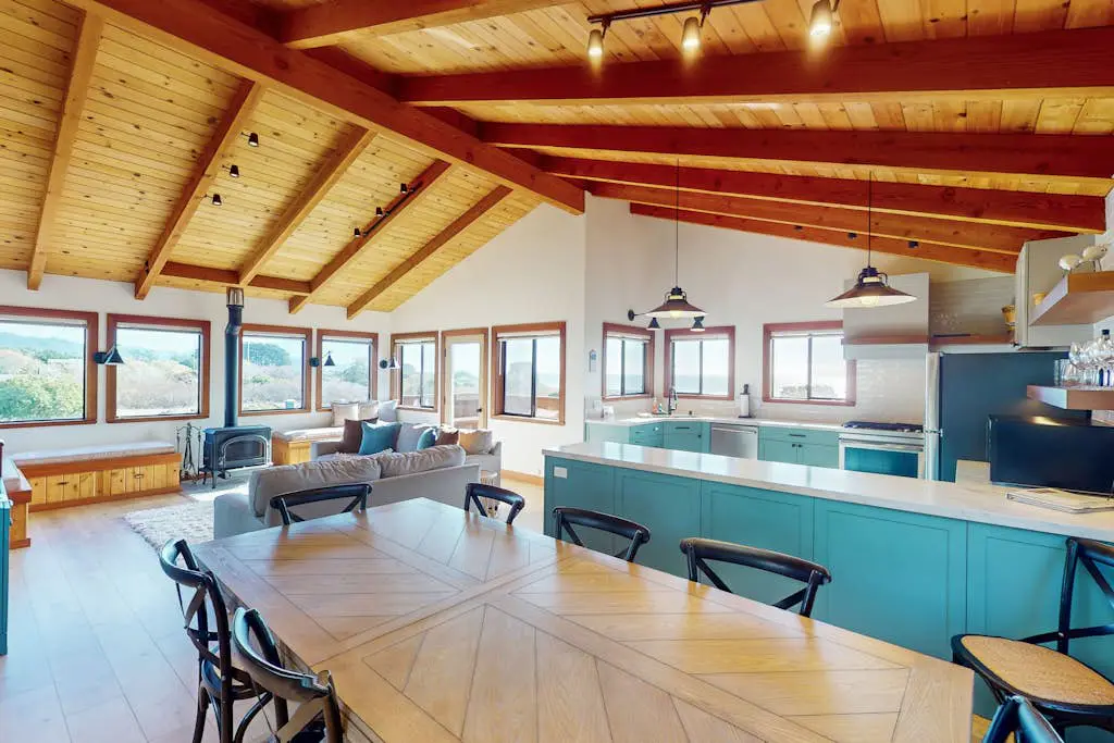 Bahari House - Ocean-view hot tub home, walk to Shell Beach