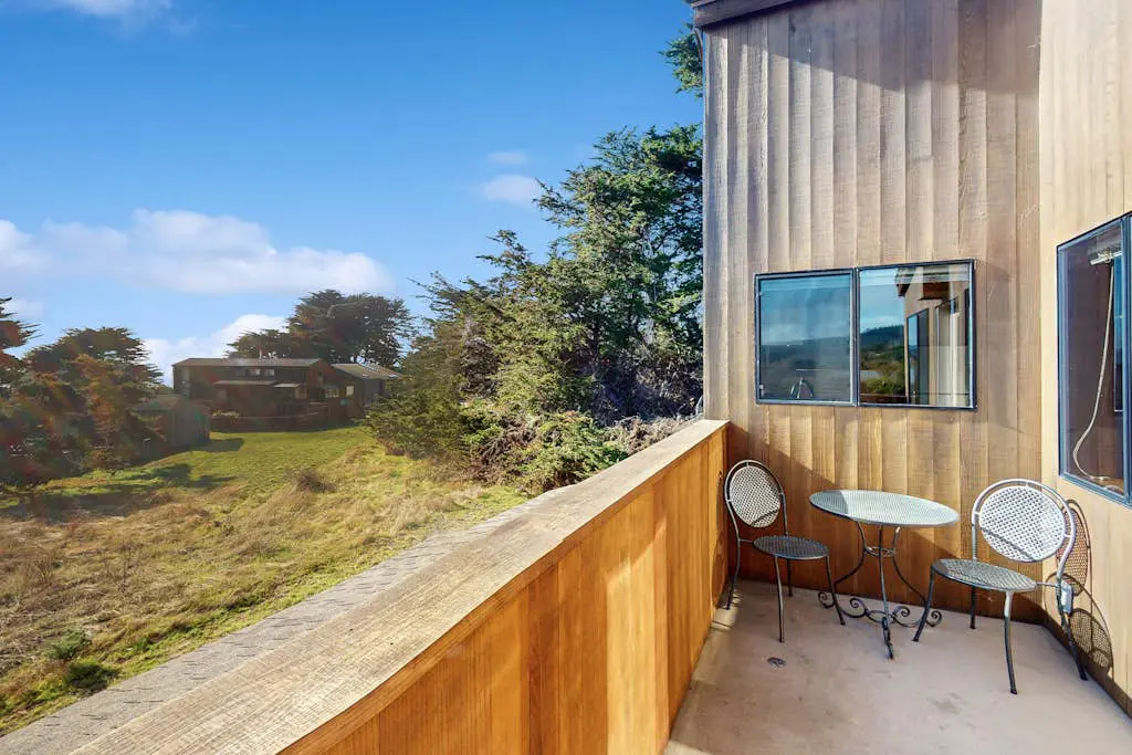 Bahari House - Ocean-view hot tub home, walk to Shell Beach
