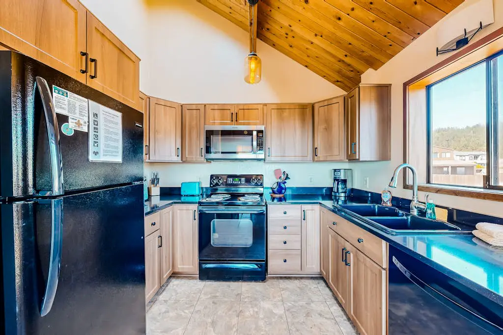 Shell Beach - Sea Ranch home with hot tub & ocean views, dogs welcome