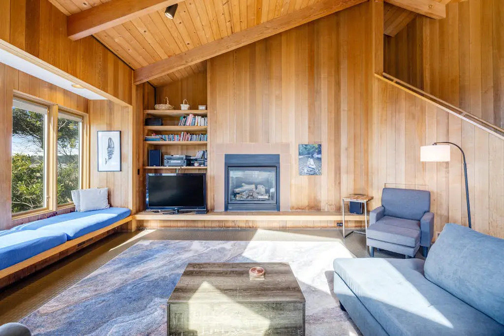 Samson Getaway - Ocean-view meadow home with hot tub near Walk On Beach, dogs welcome