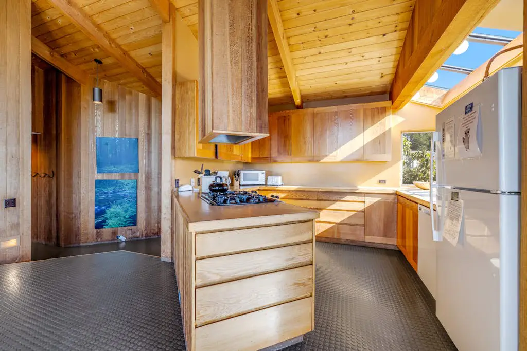 Samson Getaway - Ocean-view meadow home with hot tub near Walk On Beach, dogs welcome
