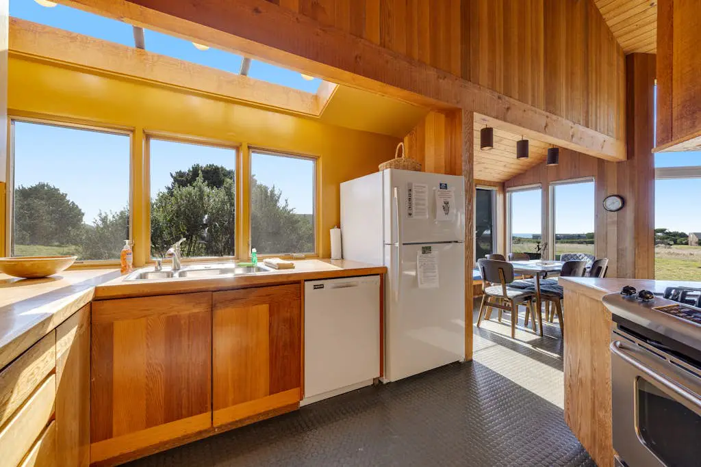 Samson Getaway - Ocean-view meadow home with hot tub near Walk On Beach, dogs welcome