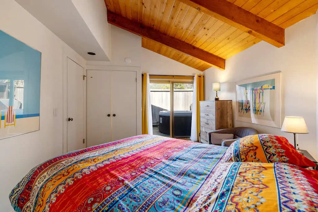 Samson Getaway - Ocean-view meadow home with hot tub near Walk On Beach, dogs welcome