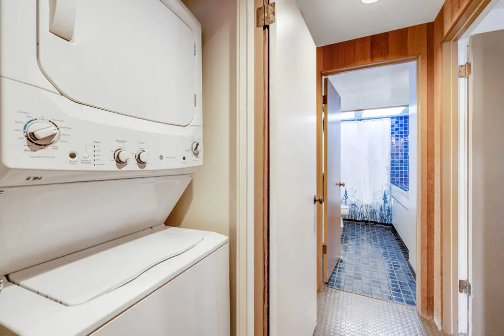 Samson Getaway - Ocean-view meadow home with hot tub near Walk On Beach, dogs welcome