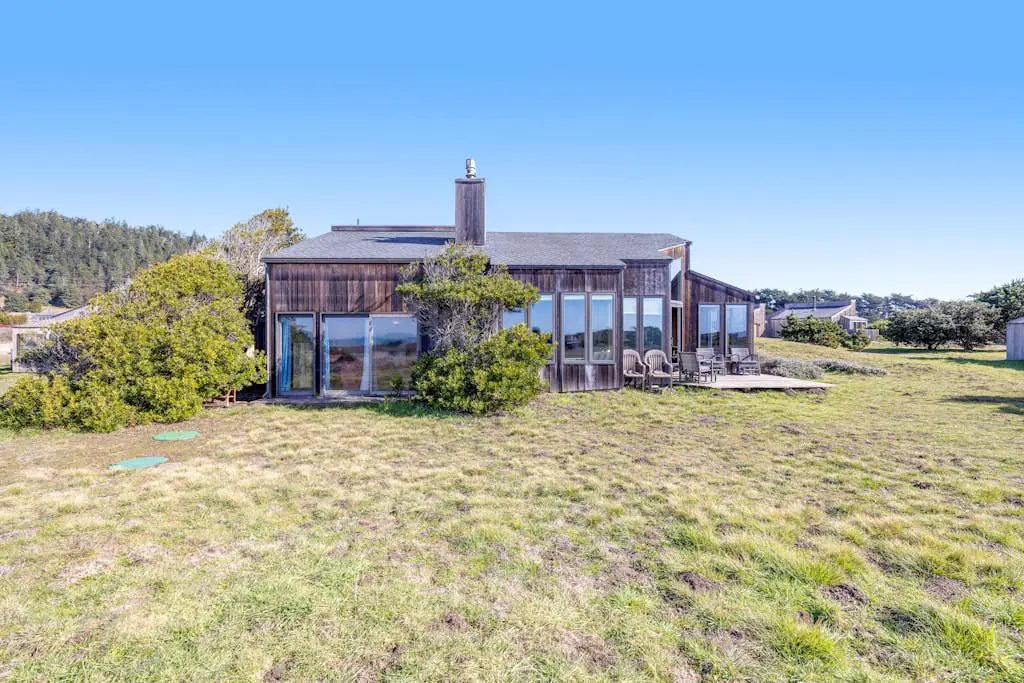 Samson Getaway - Ocean-view meadow home with hot tub near Walk On Beach, dogs welcome
