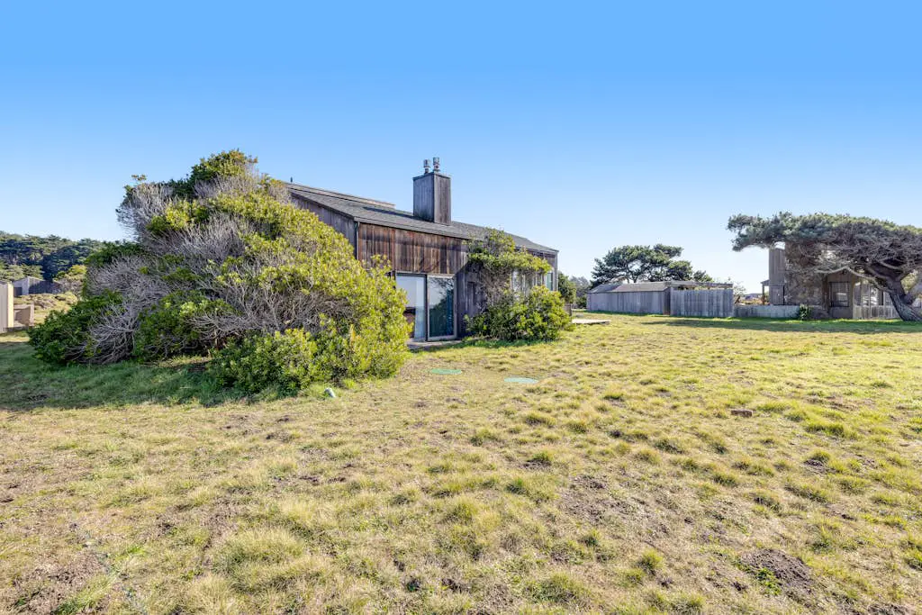 Samson Getaway - Ocean-view meadow home with hot tub near Walk On Beach, dogs welcome