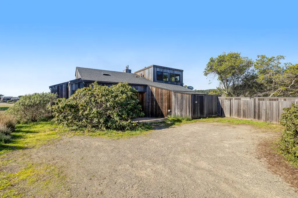 Samson Getaway - Ocean-view meadow home with hot tub near Walk On Beach, dogs welcome