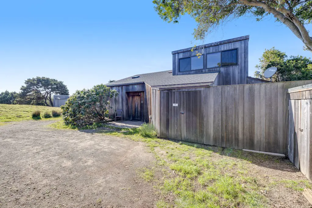 Samson Getaway - Ocean-view meadow home with hot tub near Walk On Beach, dogs welcome