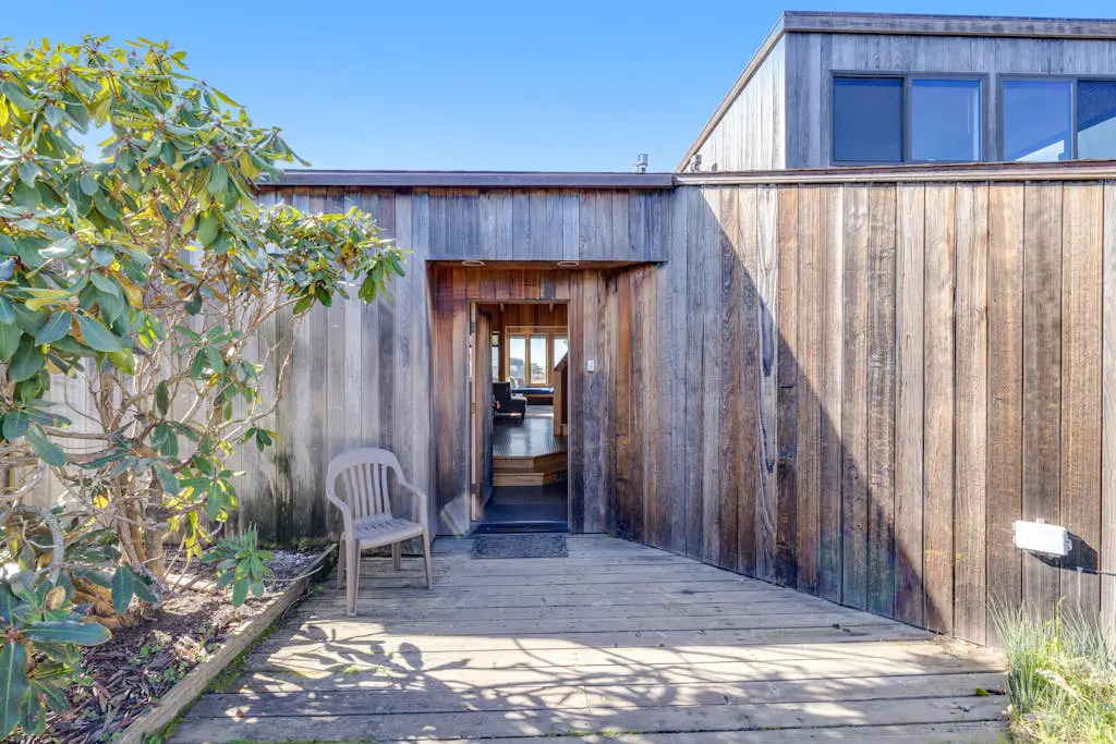 Samson Getaway - Ocean-view meadow home with hot tub near Walk On Beach, dogs welcome