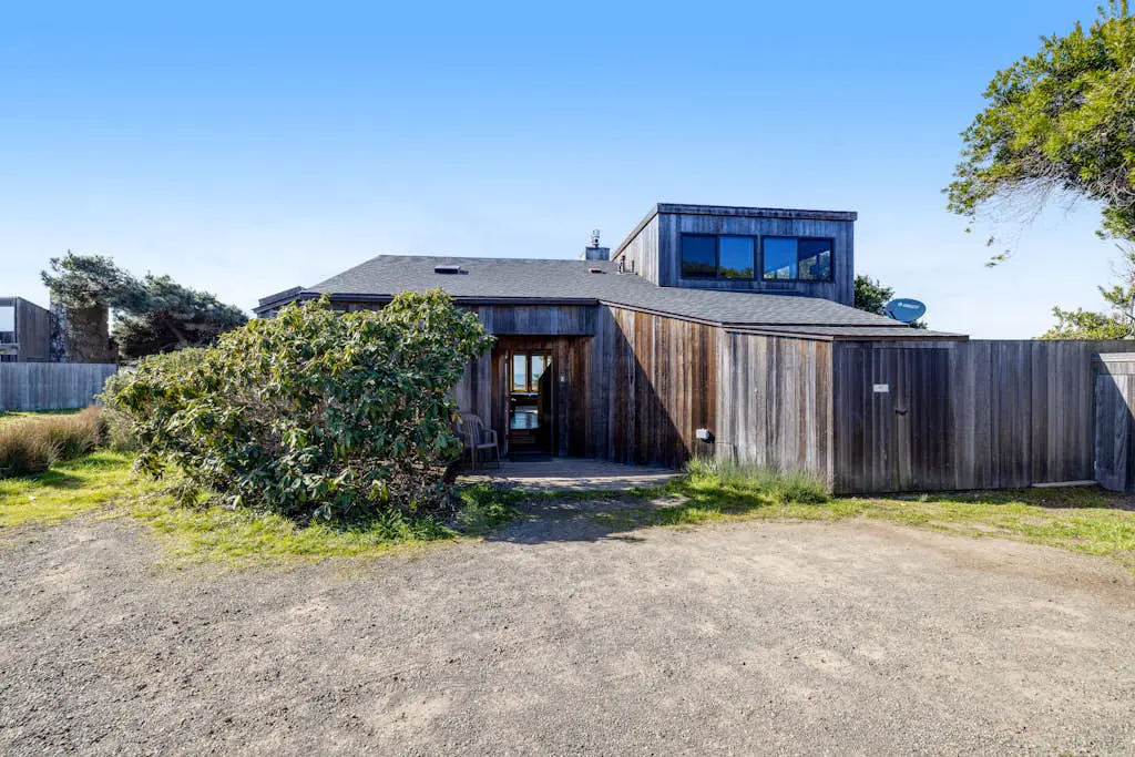 Samson Getaway - Ocean-view meadow home with hot tub near Walk On Beach, dogs welcome