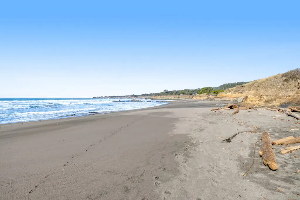 Samson Getaway - Ocean-view meadow home with hot tub near Walk On Beach, dogs welcome