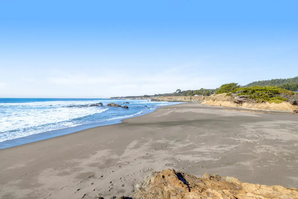 Samson Getaway - Ocean-view meadow home with hot tub near Walk On Beach, dogs welcome