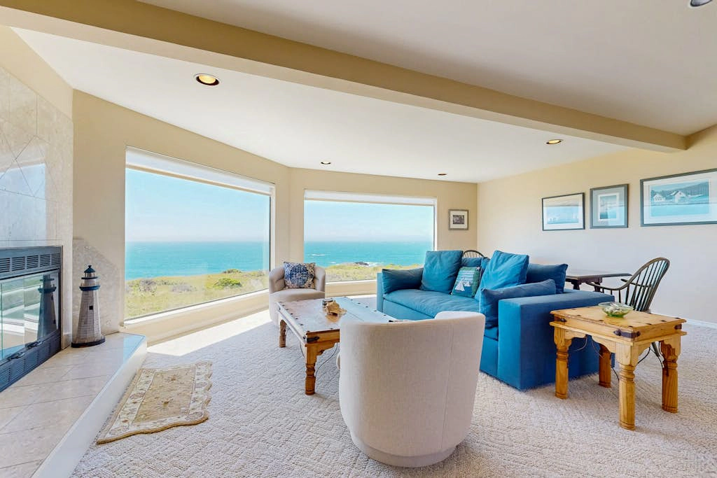 Levy Retreat - Blufftop retreat with private hot tub & EV charger