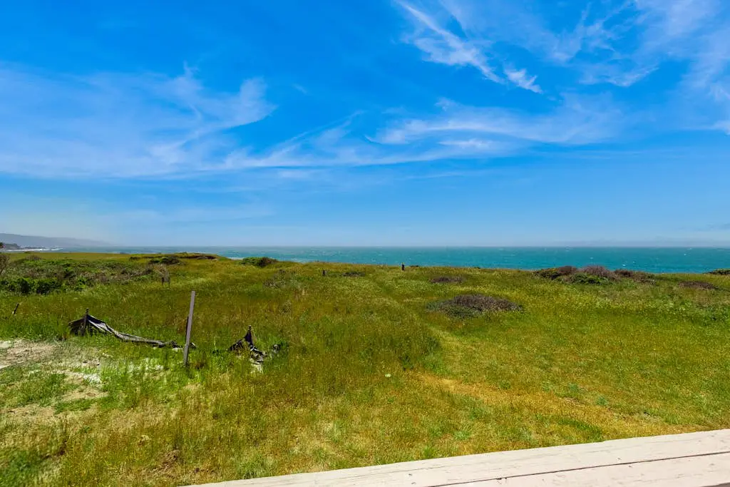 Levy Retreat - Blufftop retreat with private hot tub & EV charger