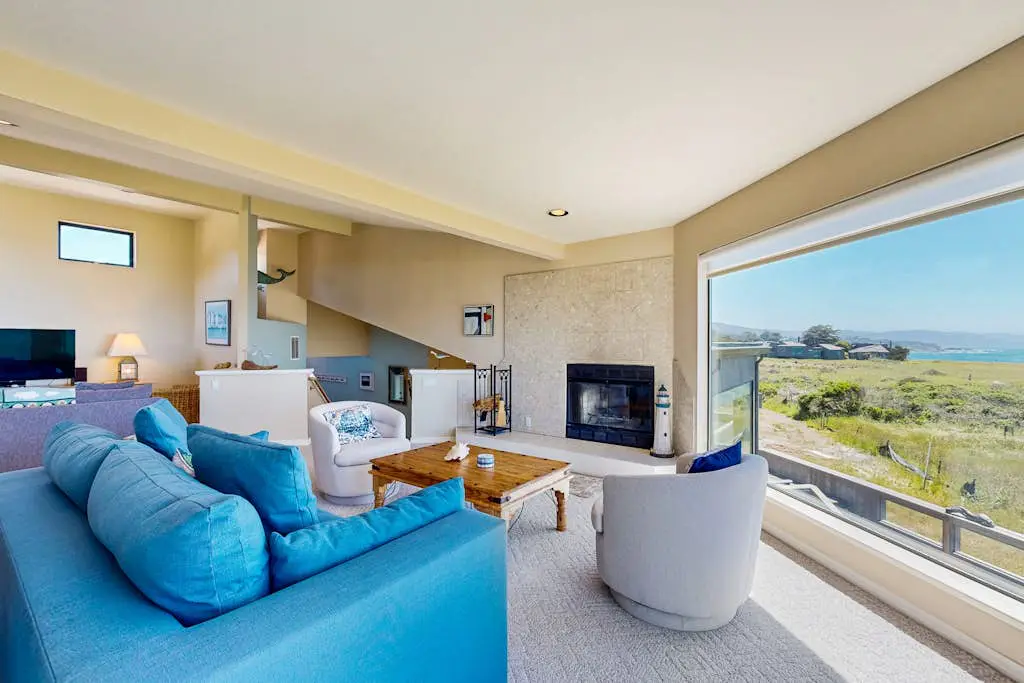 Levy Retreat - Blufftop retreat with private hot tub & EV charger