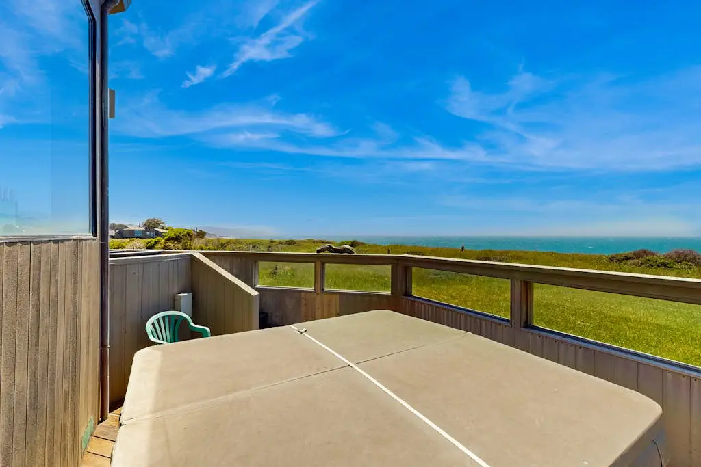 Levy Retreat - Blufftop retreat with private hot tub & EV charger