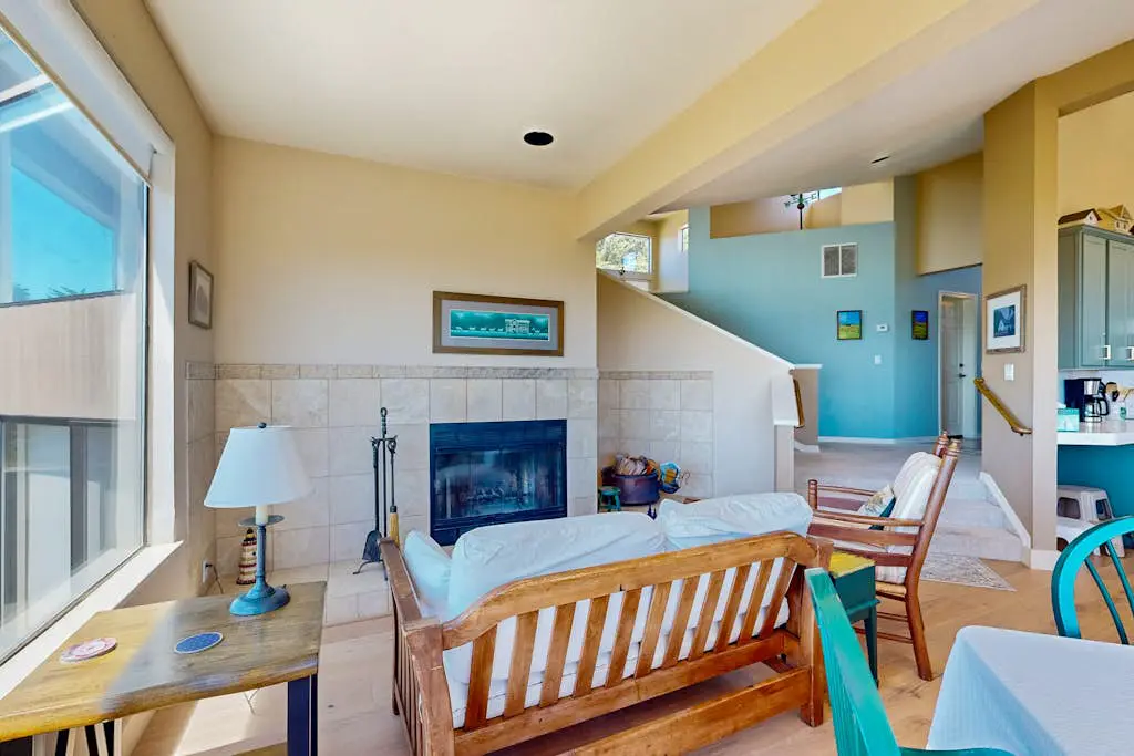 Levy Retreat - Blufftop retreat with private hot tub & EV charger