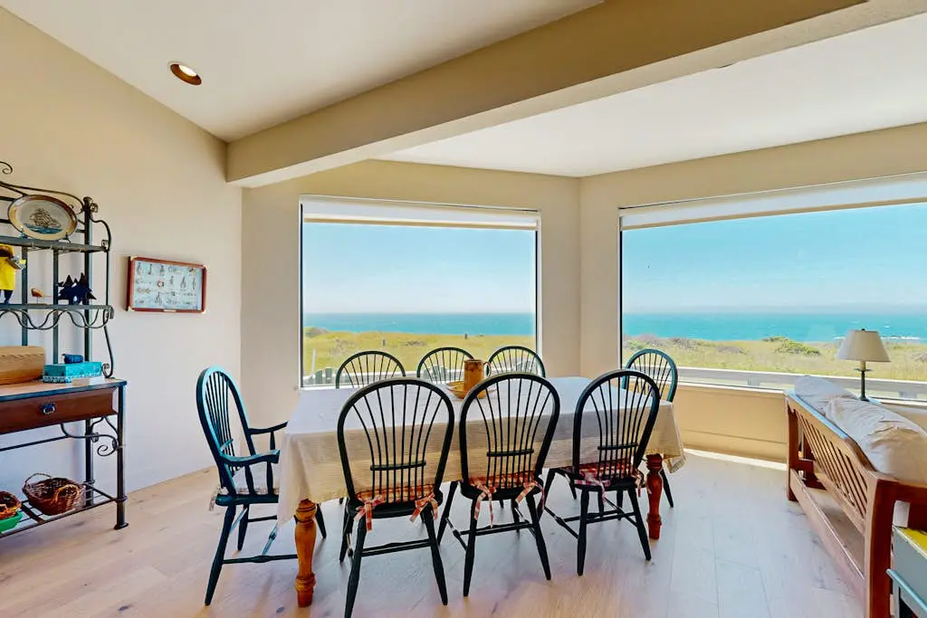 Levy Retreat - Blufftop retreat with private hot tub & EV charger