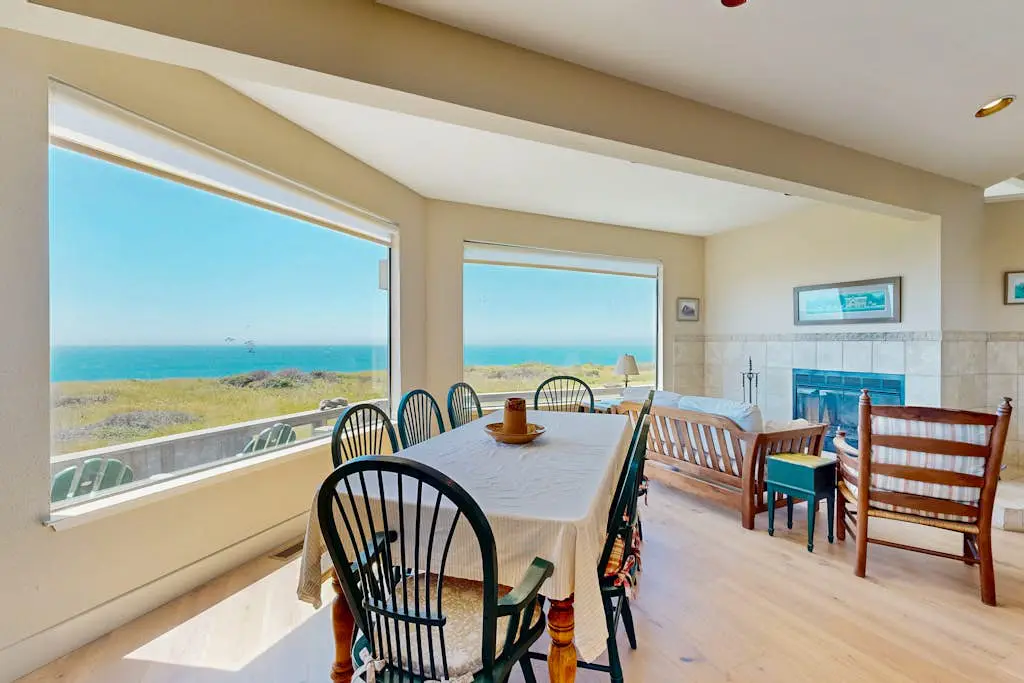 Levy Retreat - Blufftop retreat with private hot tub & EV charger