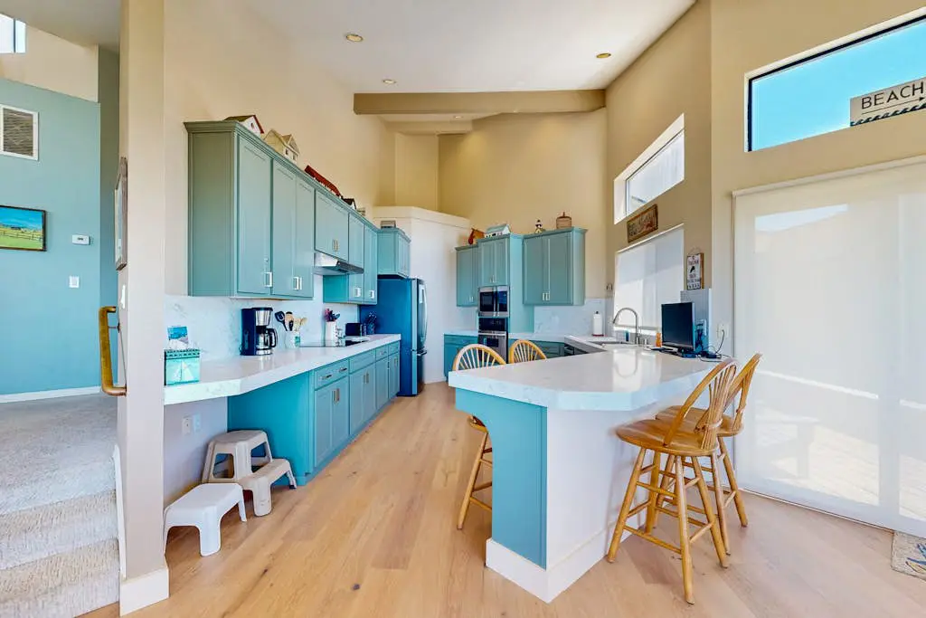 Levy Retreat - Blufftop retreat with private hot tub & EV charger