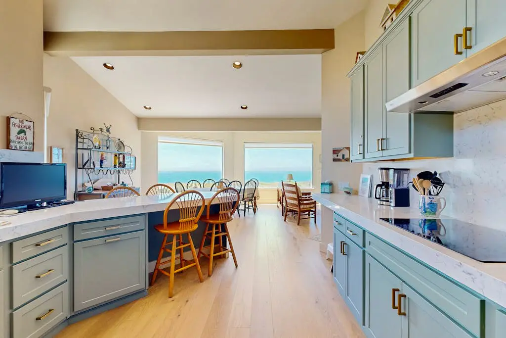 Levy Retreat - Blufftop retreat with private hot tub & EV charger