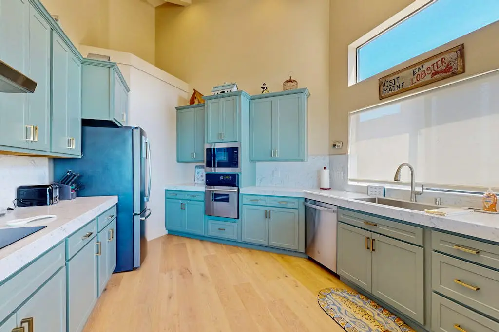 Levy Retreat - Blufftop retreat with private hot tub & EV charger