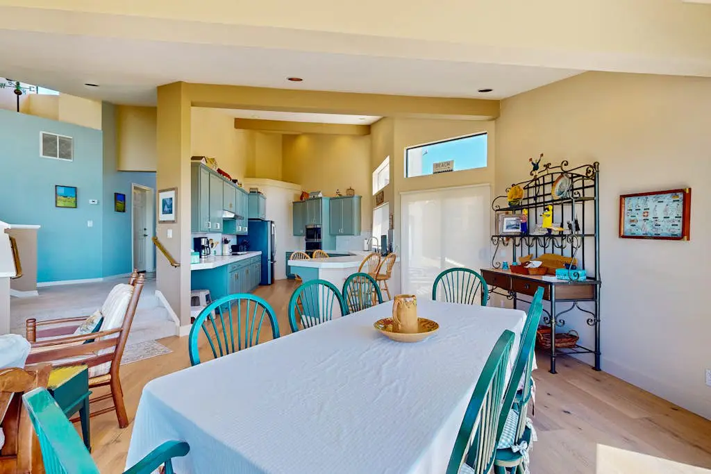 Levy Retreat - Blufftop retreat with private hot tub & EV charger