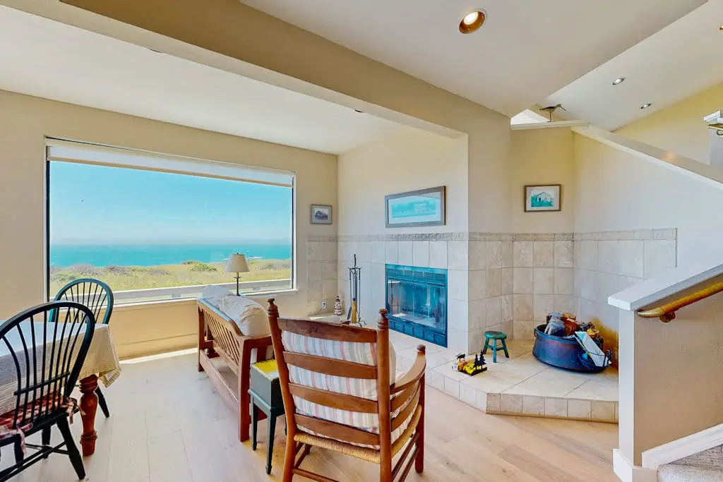 Levy Retreat - Blufftop retreat with private hot tub & EV charger