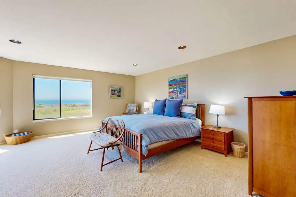 Levy Retreat - Blufftop retreat with private hot tub & EV charger