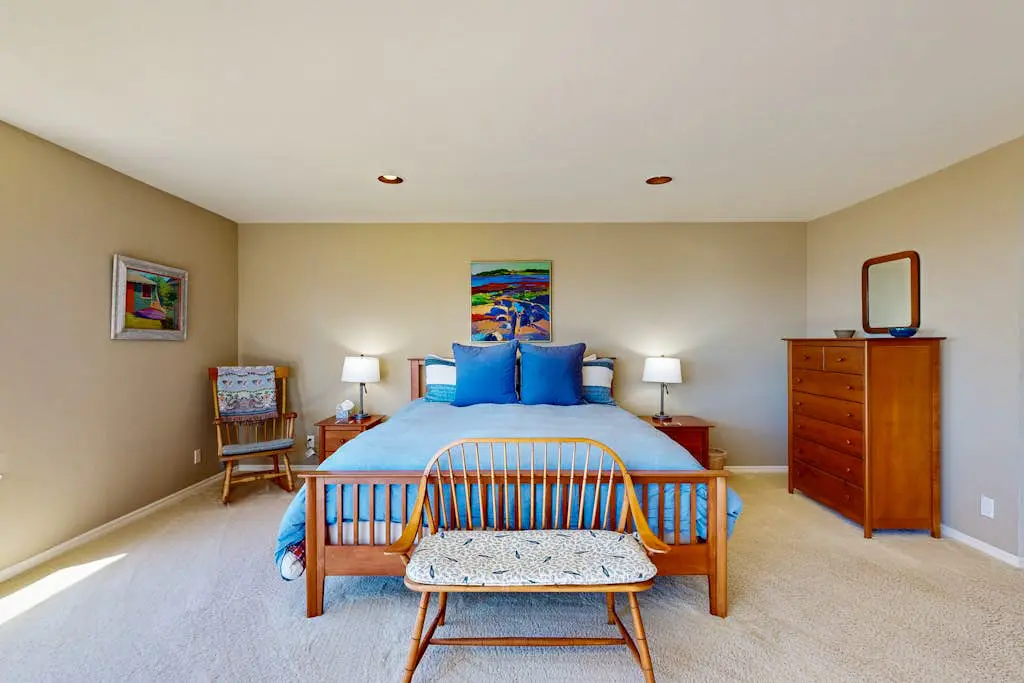 Levy Retreat - Blufftop retreat with private hot tub & EV charger