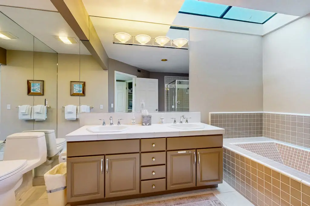 Levy Retreat - Blufftop retreat with private hot tub & EV charger
