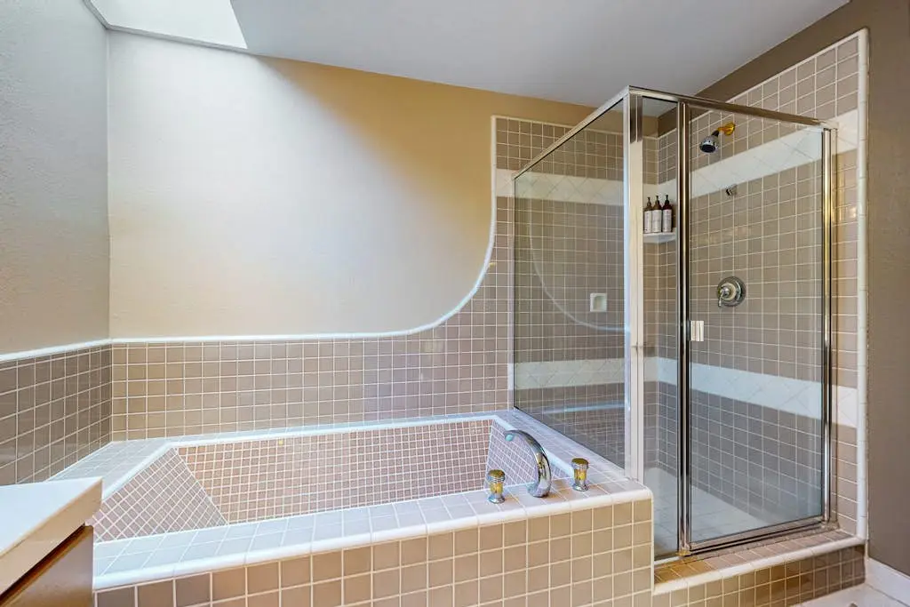 Levy Retreat - Blufftop retreat with private hot tub & EV charger