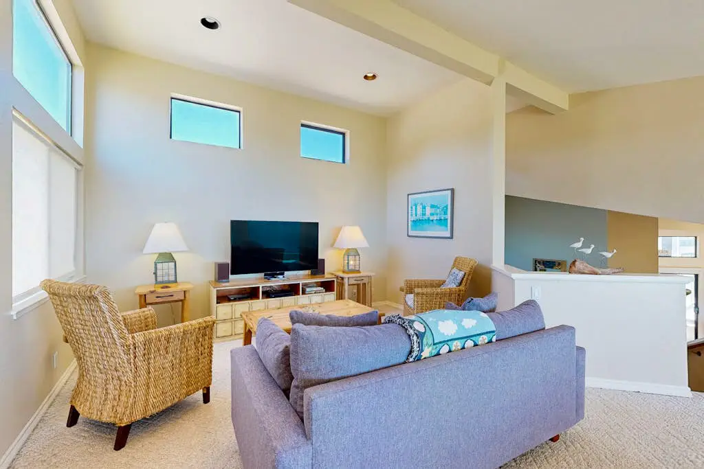 Levy Retreat - Blufftop retreat with private hot tub & EV charger