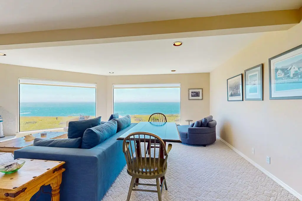 Levy Retreat - Blufftop retreat with private hot tub & EV charger