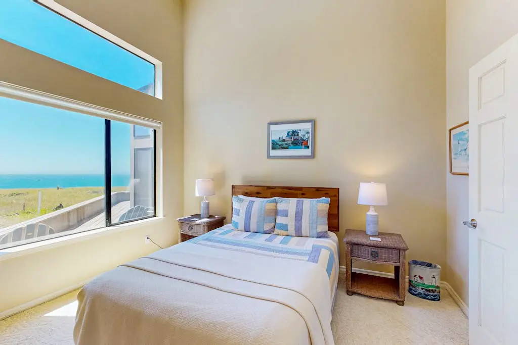 Levy Retreat - Blufftop retreat with private hot tub & EV charger