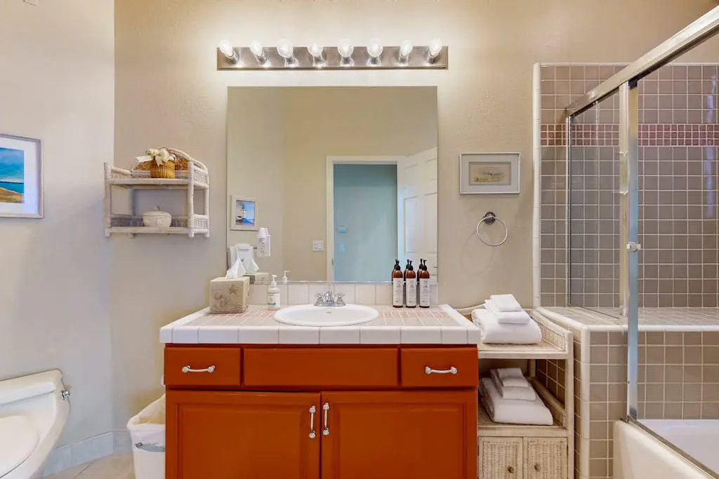 Levy Retreat - Blufftop retreat with private hot tub & EV charger