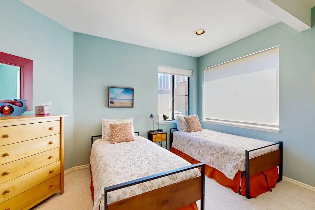 Levy Retreat - Blufftop retreat with private hot tub & EV charger