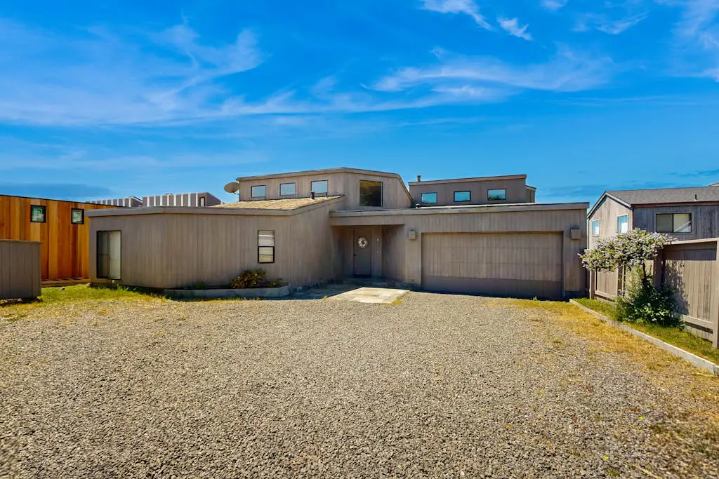 Levy Retreat - Blufftop retreat with private hot tub & EV charger