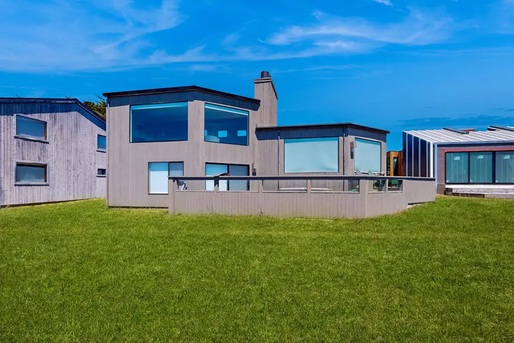 Levy Retreat - Blufftop retreat with private hot tub & EV charger