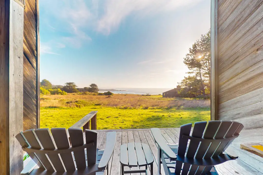 Vista Grande - Obie Bowman-designed home with private hot tub near Black Point