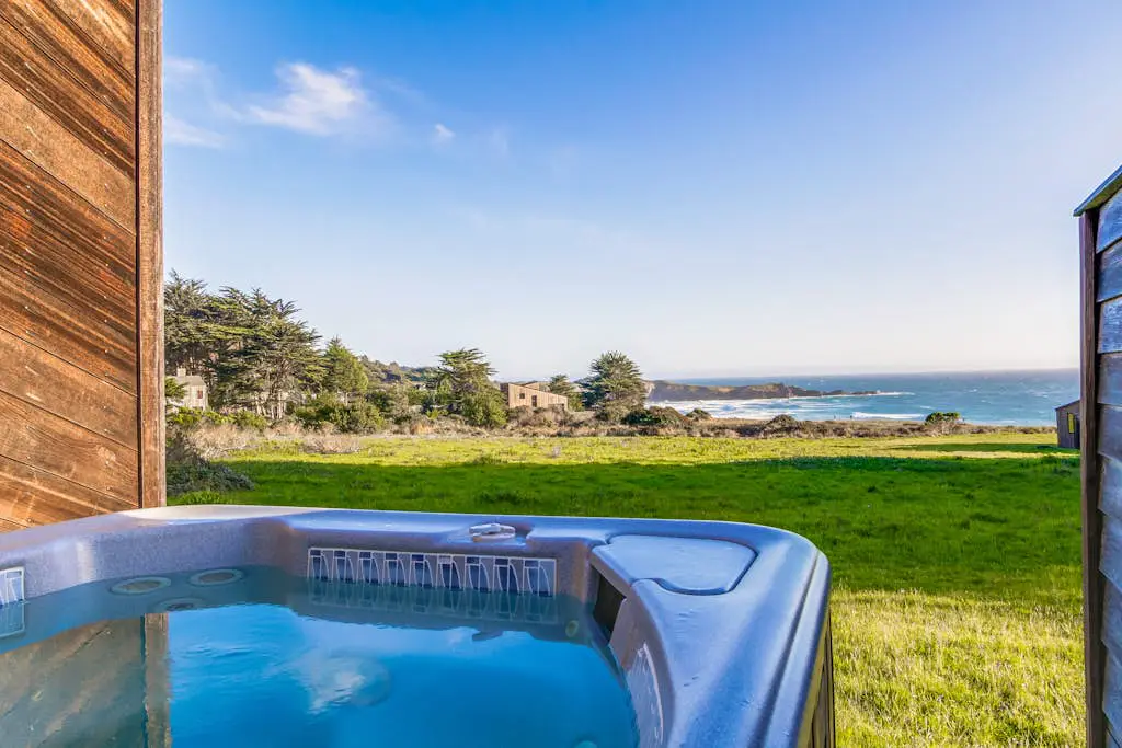 Vista Grande - Obie Bowman-designed home with private hot tub near Black Point