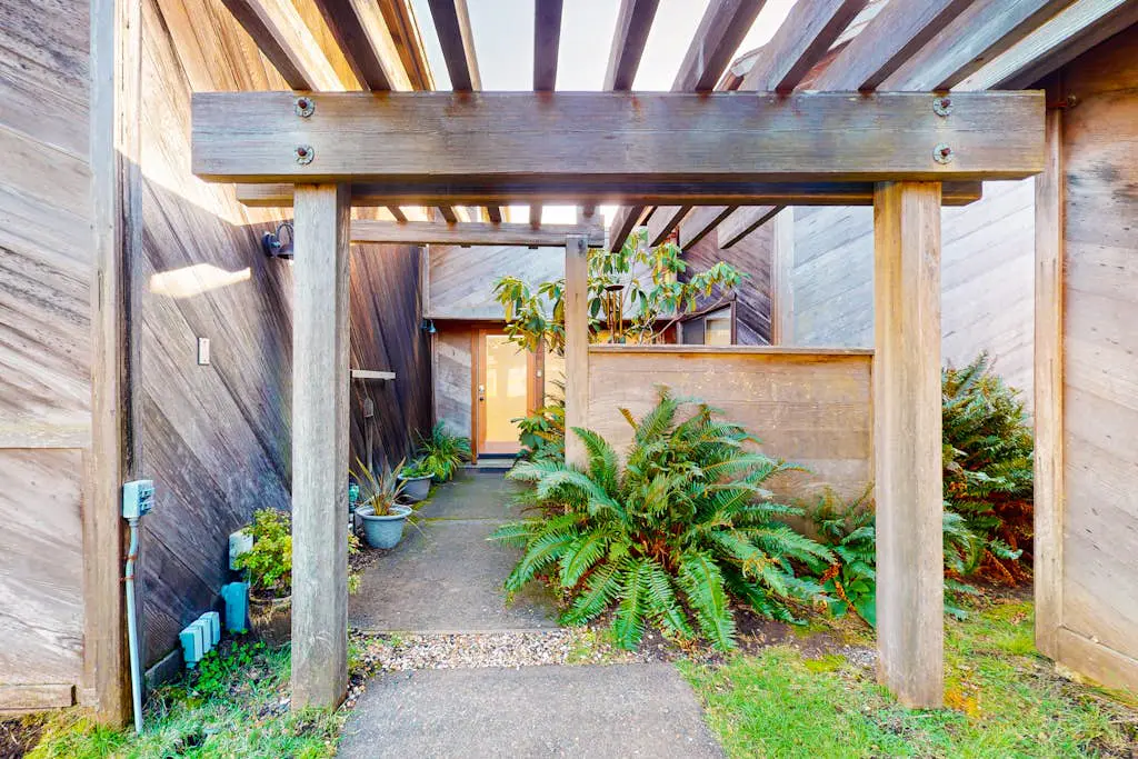 Vista Grande - Obie Bowman-designed home with private hot tub near Black Point