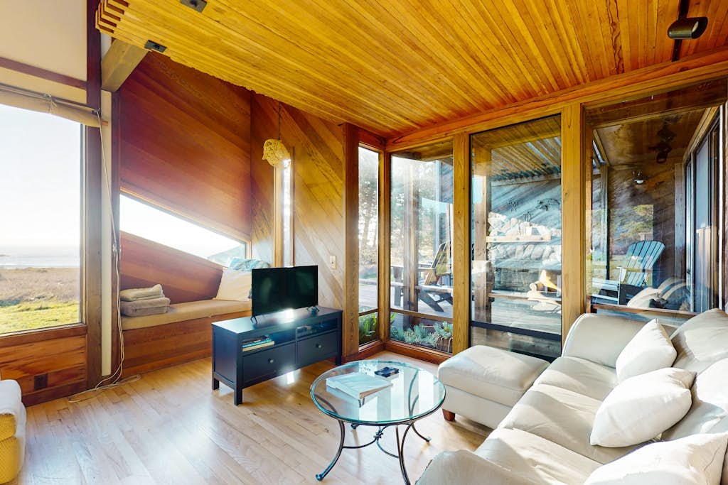 Vista Grande - Obie Bowman-designed home with private hot tub near Black Point