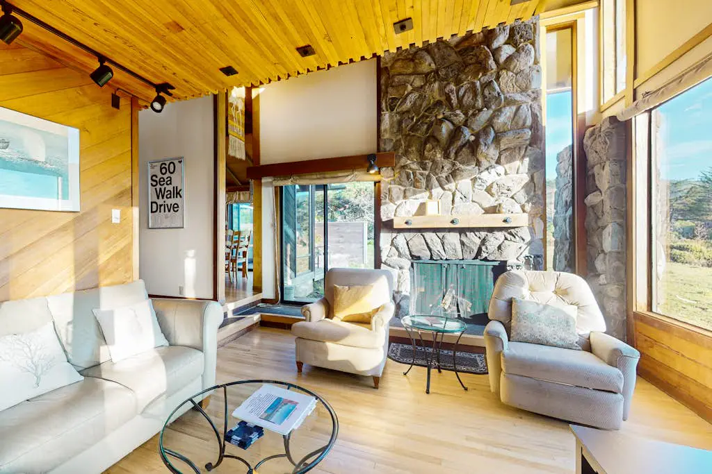 Vista Grande - Obie Bowman-designed home with private hot tub near Black Point