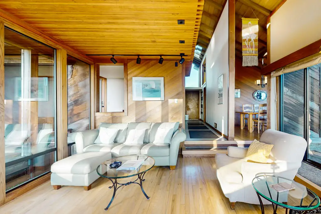 Vista Grande - Obie Bowman-designed home with private hot tub near Black Point
