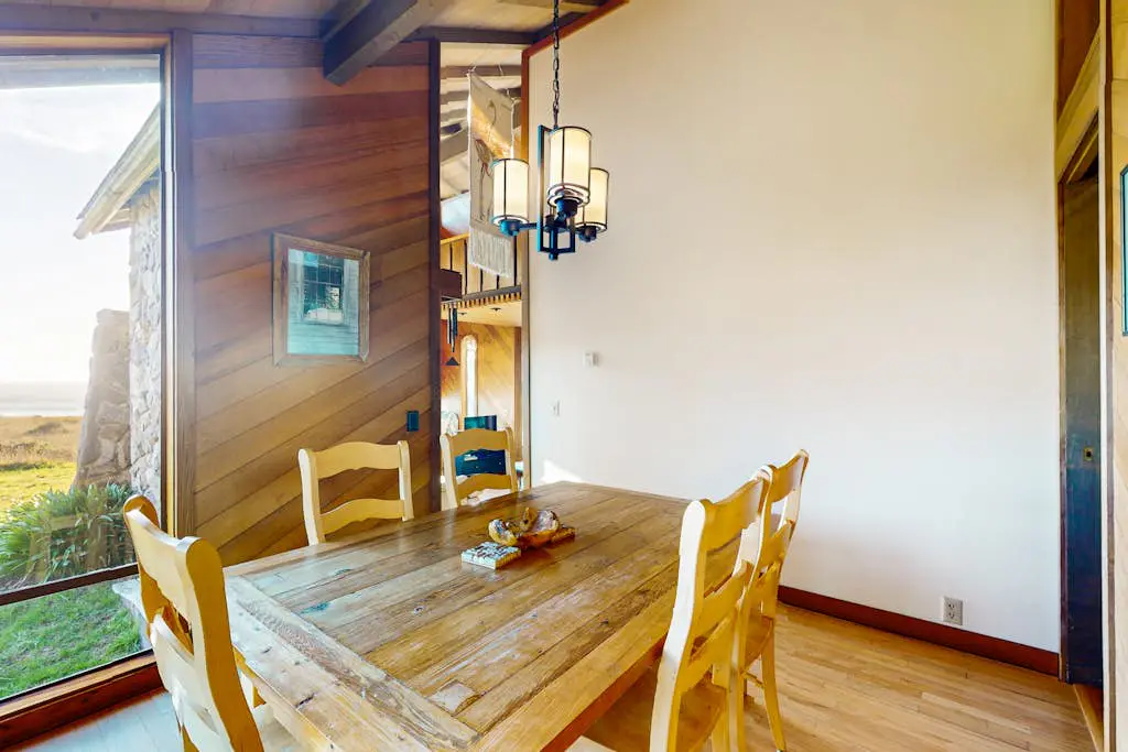 Vista Grande - Obie Bowman-designed home with private hot tub near Black Point