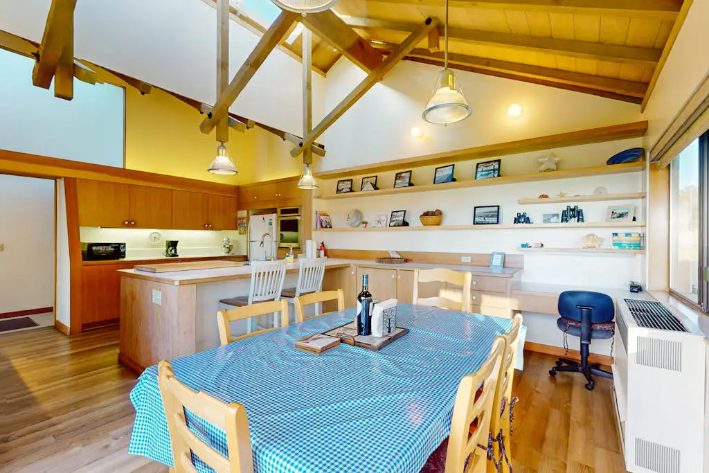 Vista Grande - Obie Bowman-designed home with private hot tub near Black Point