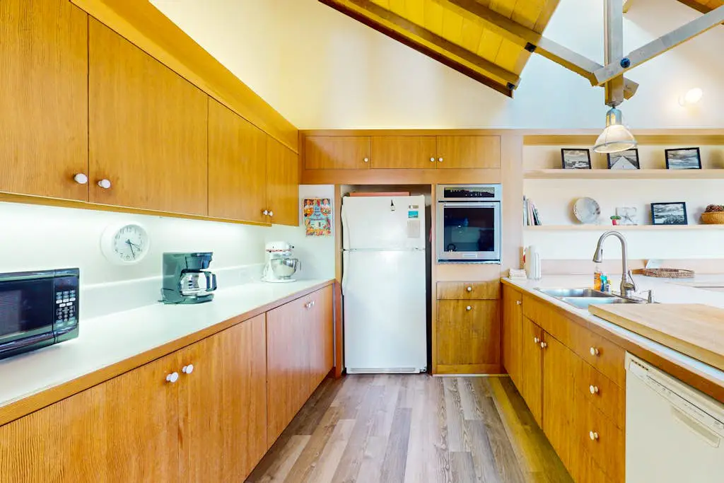 Vista Grande - Obie Bowman-designed home with private hot tub near Black Point