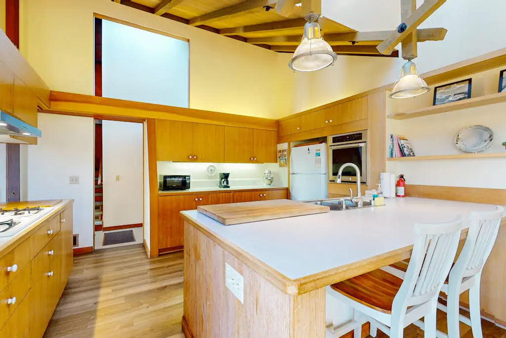 Vista Grande - Obie Bowman-designed home with private hot tub near Black Point