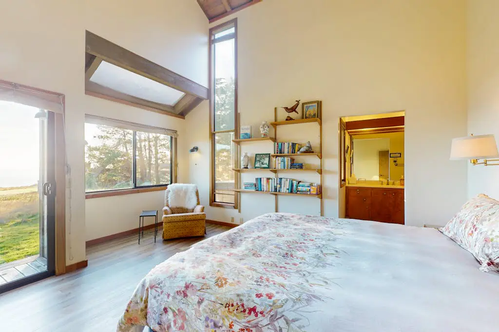 Vista Grande - Obie Bowman-designed home with private hot tub near Black Point